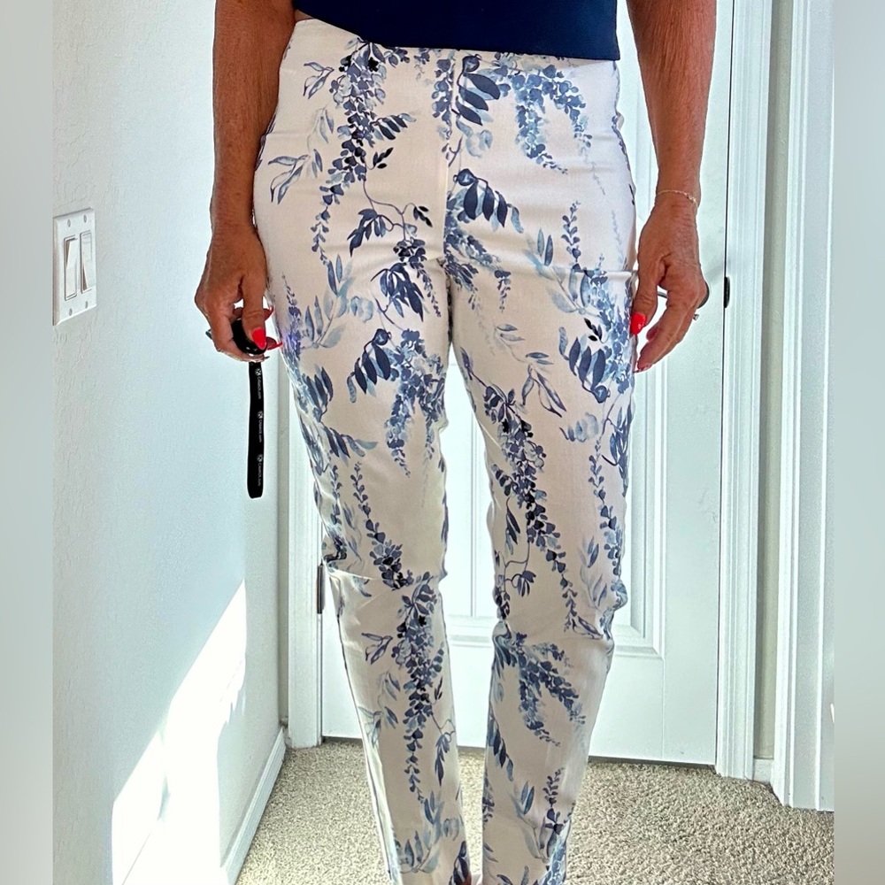 Truth by Republic Stretch White Pants w Blue Floral Design Small NWOT